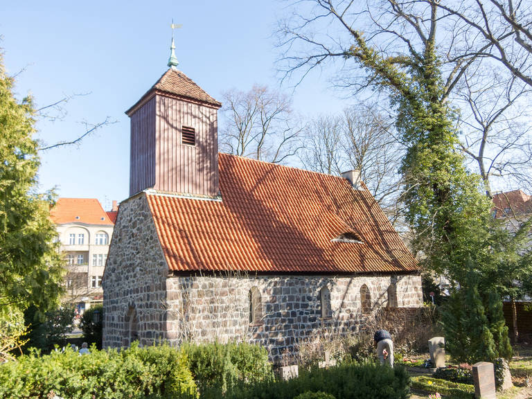 Die Dorfkirche dürfte das älteste noch erhaltene Gebäude in Schmargendorf sein.