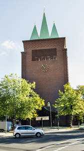 Ev. Kreuzkirche am Hohenzollerndamm 130.