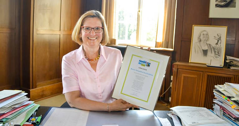 Bezirksbürgermeisterin Angelika Schöttler freut sich über die TitelverteidigungFoto: Bezirksamt Tempelhof-Schöneberg