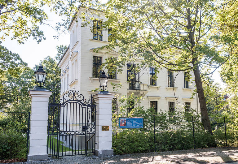 Carl Goetze erwarb die Villa in der Grabertstraße 4 als Wohnsitz. Heute befindet sich hier die Musikschule.