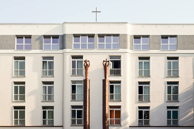 Das neue Kreuz auf dem Dach des Martin-Luther-Krankenhauses. Foto: Christina Stivali / Martin-Luther-Krankenhaus