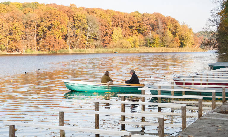 Noch heute kann man am Schlachtensee Ruderboote mieten.