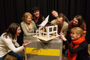 Die Mitglieder der Baugemeinschaft freuen sich über das Modell ihres Traumhauses. Foto: Frederik Ahlgrimm