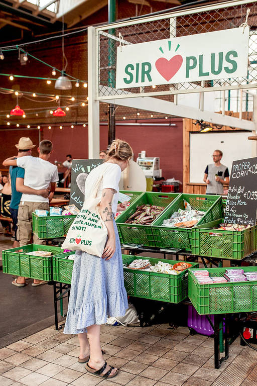 Einkauf in der SIRPLUS-Filiale Markthalle Neun. Foto: SIRPLUS