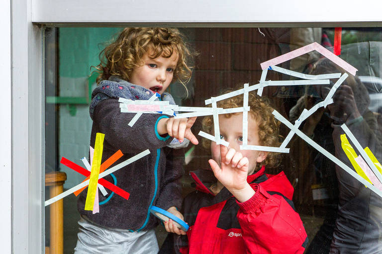 KinderKulturMonat im vergangen Jahr: Kleine Entdecker bei Urban Nation. Foto: Dora Csala