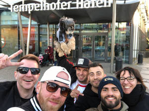 Die Akteure im Imagefilm: Chille, Big Tiba, Adidog, Thomster, Danger, Maradona Akkouch, Stefanie Schmitt (von links nach rechts). Foto: Schmitt Pictures