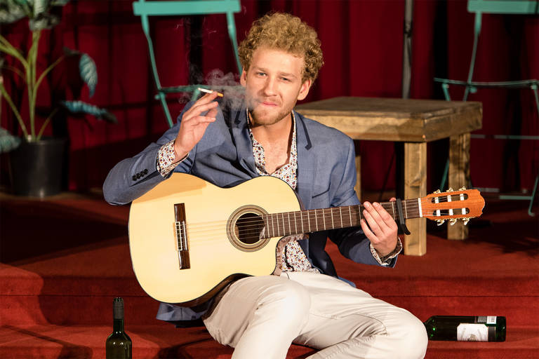 Johannes Hallervorden – auch musikalisch unterwegs in „Der letzte Raucher“. Foto: DERDEHMEL/Urbschat