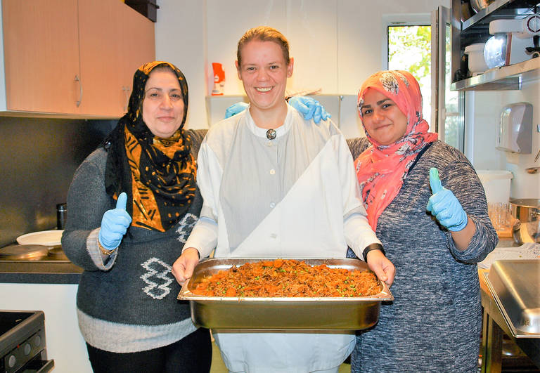 Ein starkes Küchen-Team: Waffaa, Schwester Heike und Mustalifa.