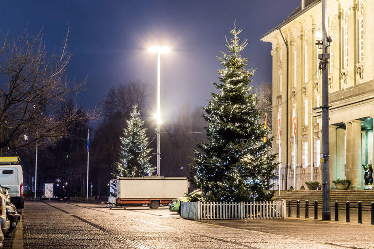 Weihnachtsbäume vor dem Rathaus Schöneberg.