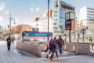 Moderne Architektur und große Miethäuser bilden das Umfeld vom Adenauerplatz.