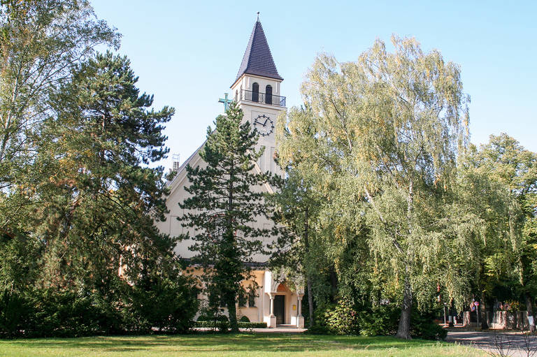 Evangelische Kirche Schlachtensee am Heinrich-Albertz-Platz.