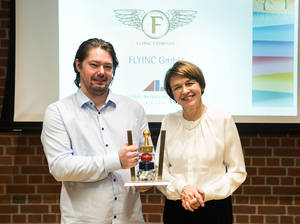 Preisträger Gregor Fitio, Firmeninhaber der Flyinc GmbH, mit Festrednerin Elke Büdenbender. Foto: ALBBW/U. Steinert