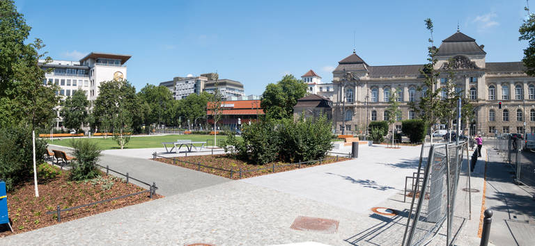 Steinplatz an der Hardenbergstraße in Charlottenburg.