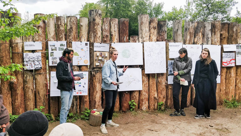 Studierende bei der Präsentation ihrer Ideen.