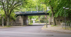 Früher führten hier Brücken über die Bäke, heute überquert die Bahn die Bäkestraße.