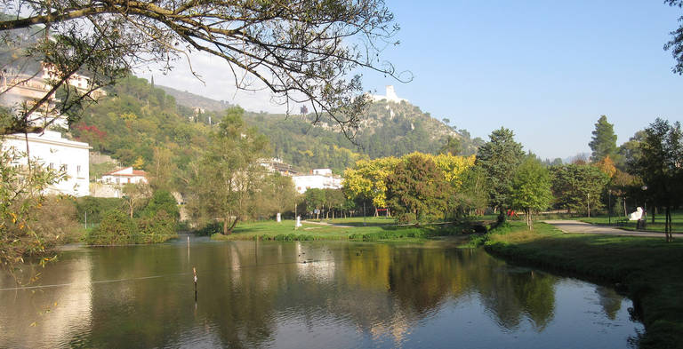 Blick auf den Stadtpark, im Hintergrund die mittelalterliche Burg Rocca Janula. Foto: Gisela Pflug
