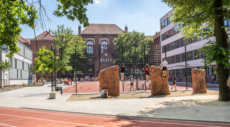 Auf den Kletterfelsen freuten sich gleich zur Eröffnung des sanierten Schulhofs viele Schülerinnen und Schüler.