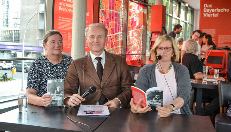 Das Café Haberland war bis auf den letzten Platz besetzt, als Brigitte Schmiemann, Frank Sandmann und Angelika Schöttler (von links nach rechts) vorlasen. Foto: Wirtschaftsförderung