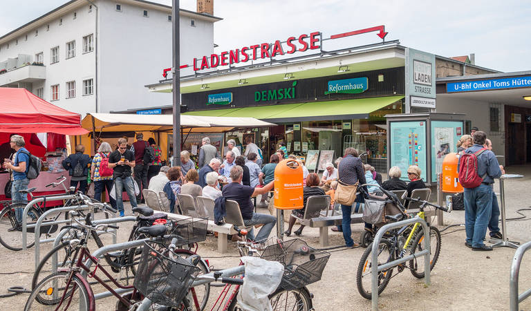 Startpunkt der geführten Radtouren ist der Eingang des U-Bahnhofes Onkel Toms Hütte.