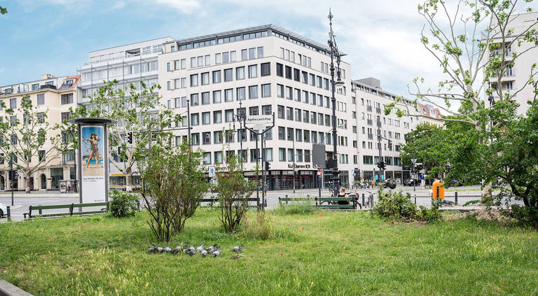 Agathe-Lasch-Platz an der Joachim-Friedrich-Straße / Ecke Johann-Georg-Straße.