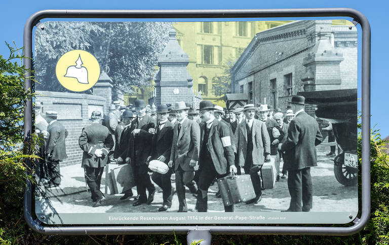 August 1914: Die Männer auf dem Foto ziehen in den Krieg.  An der General-Pape-Straße wurden sie einberufen und gemustert, denn hier hatten seit 1898 Landeswehrinspektion und Bezirkskommandos ihren Sitz.