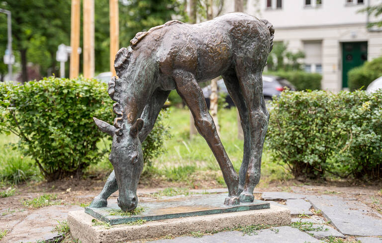 Grasendes Fohlen am Renée-Sintenis-Platz.