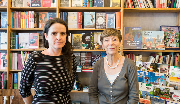 Frau Vinke-Futh (links) und Inhaberin Christiane Fritsch-Weith sind die guten Seelen des Buchladens.