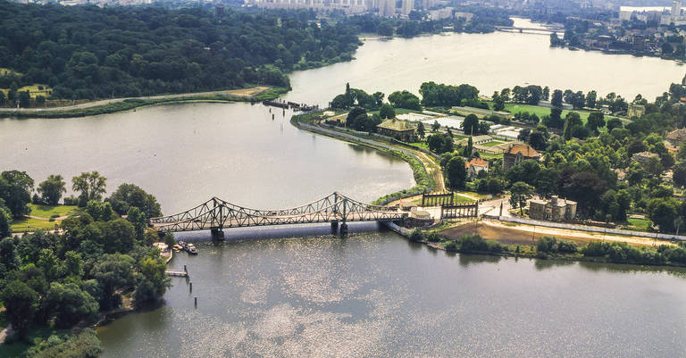 Viele können sich noch erinnern: Mauer an der Glienicker Brücke. Foto: Archiv HVZ