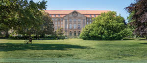 Heinrich-von-Kleist-Park vor dem Kammergericht.