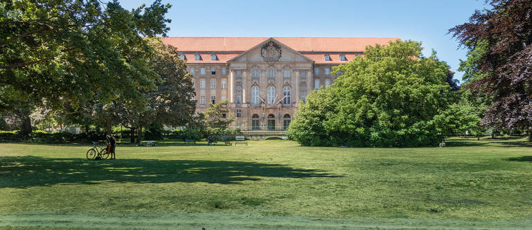 Heinrich-von-Kleist-Park vor dem Kammergericht.