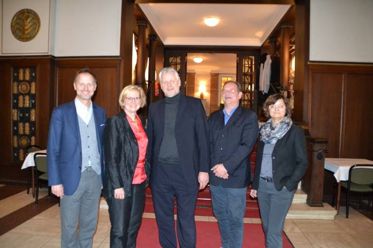 v.l.n.r.: Jens Holtkamp (IBB), Bezirksbürgermeisterin Angelika Schöttler, Lars Neubauer (Marienpark), Frank Becker (TU Berlin), Birgit Nimke-Sliwinski (BSR). Foto: Wirtschaftsförderung