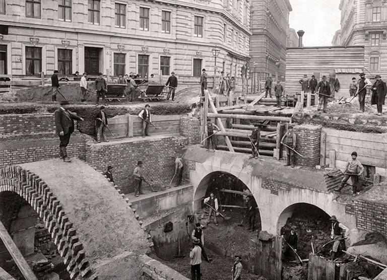 Marianne Strobl, Einmünd-Ende Sammelkanäle bei der Kammer „Sophienbrücke“, 1898, Albumin. Archiv Photoinstitut Bonartes, Wien