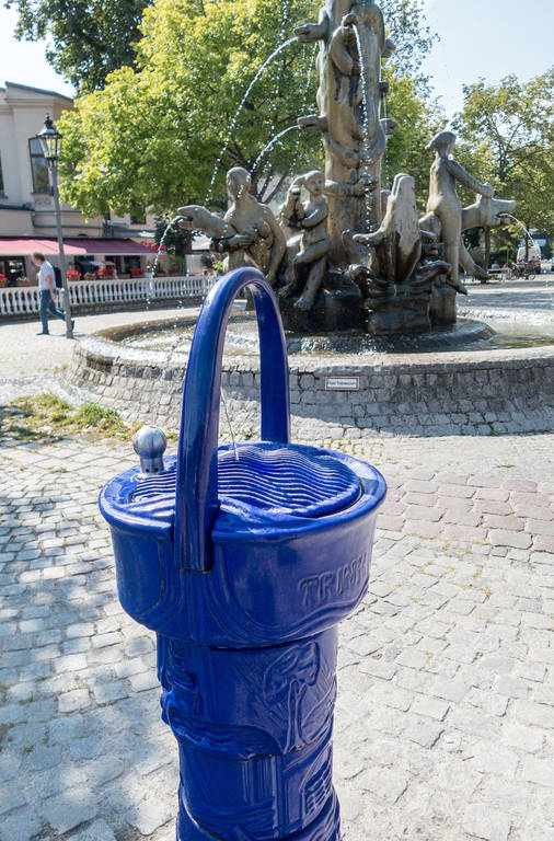 Frisches Wasser aus dem „Kaiserbrunnen“ am Sderotplatz.