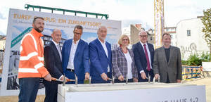 Reinhard Müller EUEF Campus und Bezirksbürgermeisterin Angelika Schöttler mit den Bauherren. Foto: Martina Marijnissen