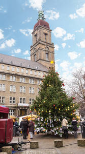 Der Friedenauer Engelsmarkt vor der schönen Kulisse auf dem Breslauer Platz.