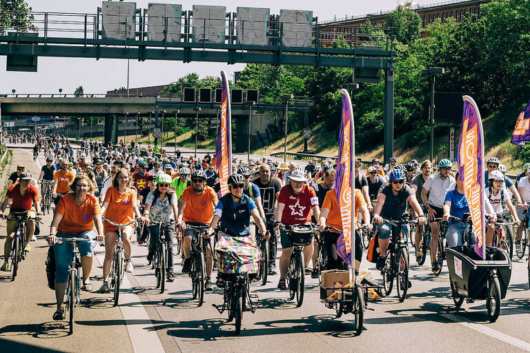 ADFC-Sternfahrt: Das Fahrradhighlight des Jahres führt auch über die Autobahn. Foto: Deckbar / ADFC