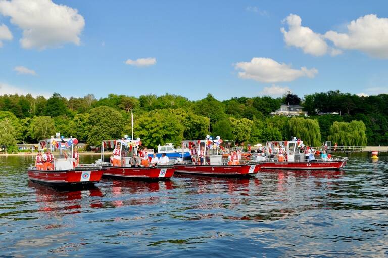 Die vier neuen Rettungsboote bei der Bootstaufe. Foto: DRK Berlin