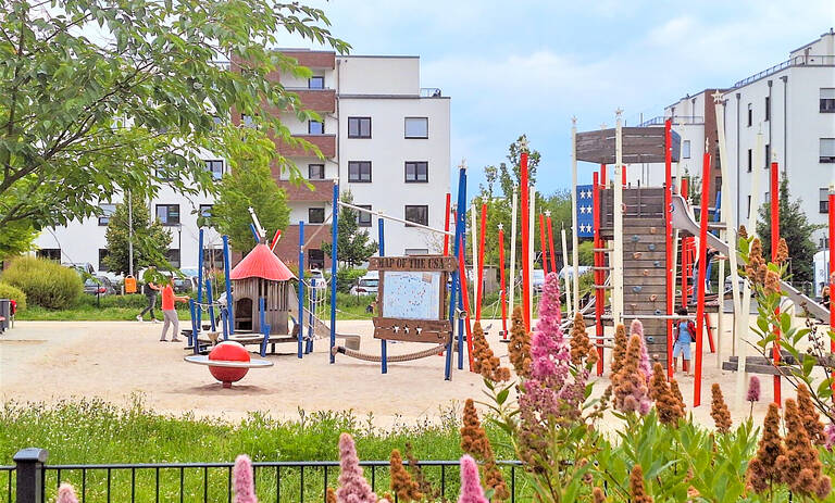 Der Spielplatz am Platz der US-Berlin-Brigade ist wieder zum Spielen freigegeben. Foto: BASZ