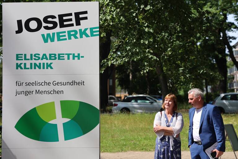 Bezirksstadträtin Carolina Böhm und Tino Hortig (Kaufmännischer Leiter des St. Joseph Krankenhauses) bei der Eröffnung der Elisabeth-Klinik. Foto: BA SZ