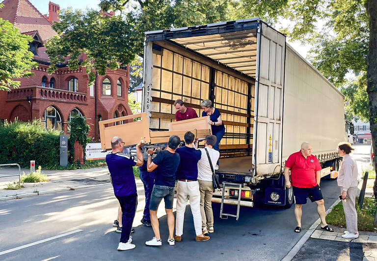 Verladen der Betten vor dem Rathaus Zehlendorf. Foto: BA SZ