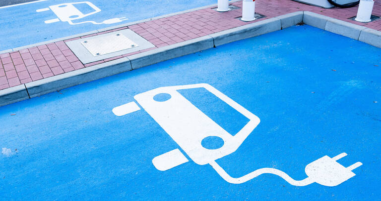 Öffentliche Ladepunkte sorgen oft – nicht zuletzt wegen des teilweise unübersichtlichen Schilderdschungels – für Verunsicherung, wenn es ums Parken geht. Foto: Adobe Stock / Robert Poorten