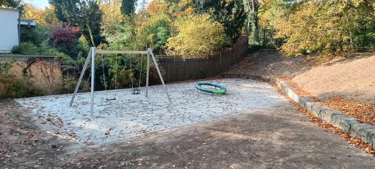Neue Doppelschaukel und Drehscheibe auf dem Spielplatz. Foto: Straßen- und Grünflächenamt Steglitz-Zehlendorf