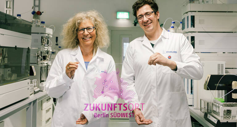 KNAUER CEO Alexandra Knauer und Juri Effenberg vom Regionalinkubator Berlin Südwest bei der Übergabe der Tafel. Foto: Pia Henkel