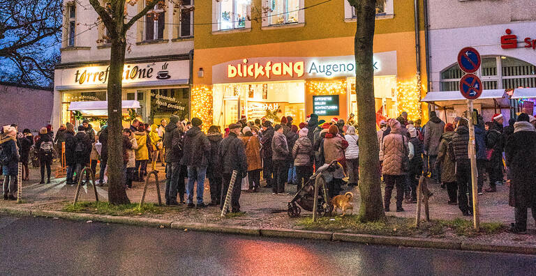 Der festlich geschmückte Kranoldkiez lädt am 14. Dezember zum Weihnachtsspaziergang ein.
