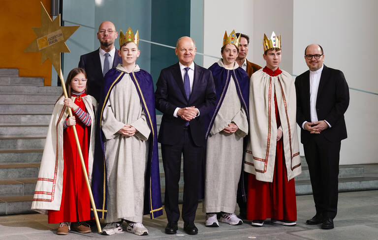 Katharina (9), Julius (14), Benedikt (14) und Sebastian (14) gemeinsam mit Domvikar Stefan Ottersbach, Bundeskanzler Olaf Scholz, Gruppenbegleiter Martin Hannig und Pfarrer Dirk Bingener im Bundeskanzleramt. Foto: Friedrich Stark/Kindermissionswerk