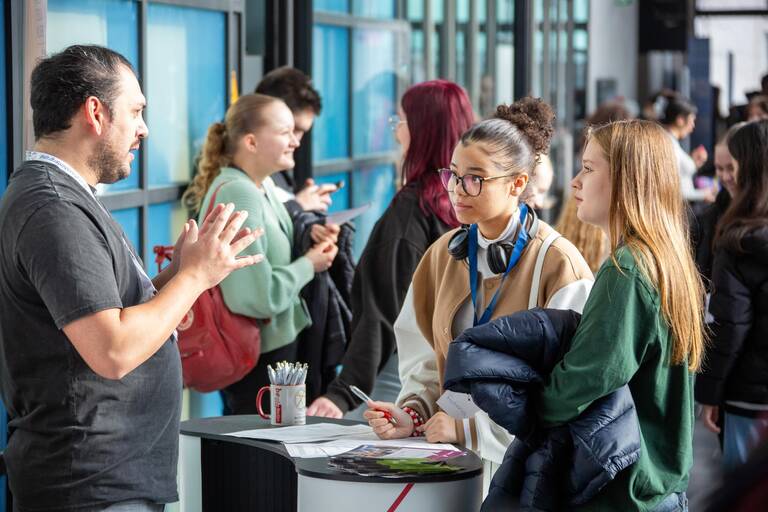 Bei der Veranstaltung am 28. Februar 2025 erhalten Schülerinnen und Schüler Informationen zum Lehramtsstudium. Foto: Magnus John
