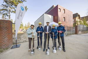 Bereit zum ersten Spatenstich: Bezirksstadtrat Patrick Steinhoff (Mitte), Christa Arnet (links), Mathias Kuhlewind (rechts), Barbara Schwappach und Thomas Rütting. Foto: Quelle Stromnetz Berlin/Stage View Pedro Becerra
