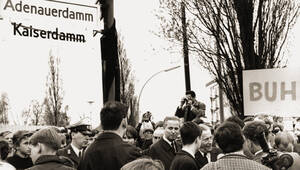 Proteste gegen die Umbenennung des Kaiserdamms zum Adenauerdamm am 26.4.1967.  Bild: Museum Charlottenburg-Wilmersdorf