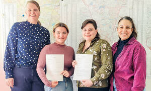Von links nach rechts: Cordula Frohoff, Schriftführerin des Vereins, Nadine Podpeskar, erste Vorsitzende des Vereins, Bezirksstadträtin Eva Majewski und Natalie Castro Gonzalez vom Fachbereich Stadtplanung bei der Unterzeichnung des Pachtvertrags für das neue Vereinsgelände. Foto BA TS