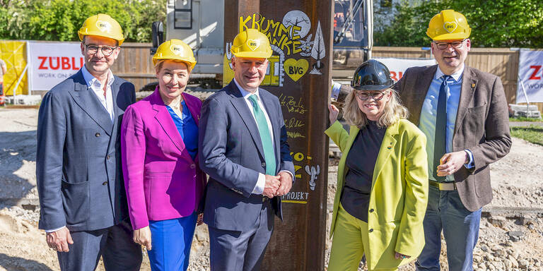 Baustart mit prominenten Gästen: BVG-Vorstandsvorsitzender Henrik Falk, Senatorin Franziska Giffey, Regierender Bürgermeister Kai Wegner, Senatorin Ute Bonde und Bezirksstadtrat Tim Richter (v.l.). Foto: BVG, Florian Bündig